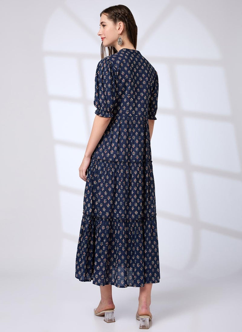 جلو باص فستان ميدي نسائي بياقة ماندرين وأكمام منتفخة وربطة خصر وطبقات بتصميم - للعمل - Image 4